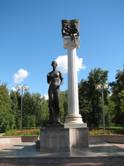 Novosobornaya Square, Monument to Students